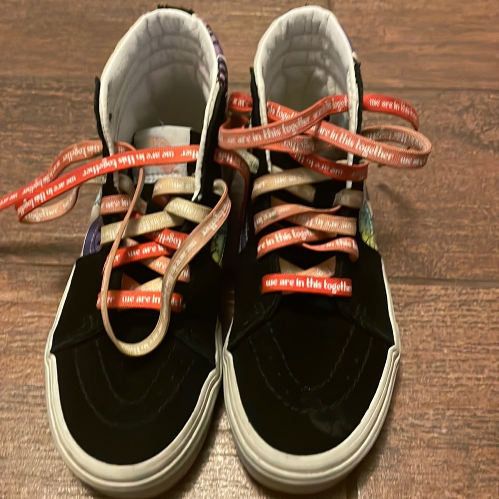 SOLD 🔴 
Vans high tops- in great condition